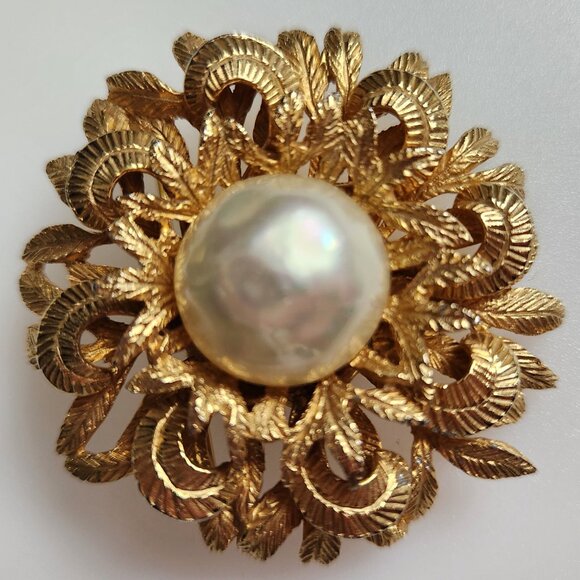 BENEDIKT NY SIGNED 1980-S VINTAGE DIMENTIONAL BROOCH DECORATED WITH FAUX PEARL. - Picture 2 of 8